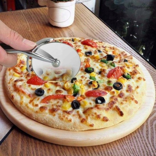 KOLIESKO NA REZANIE PIZZY PROTIŠMYKOVÁ RÚČKA
