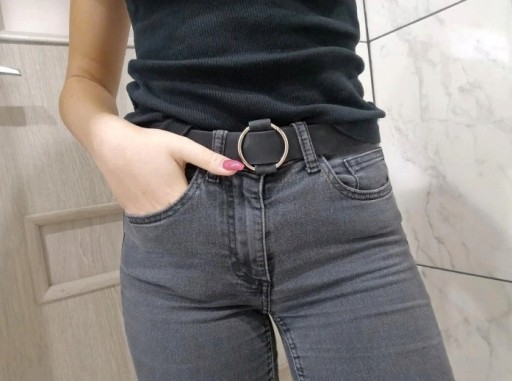 Elegantný kožený opasok so striebornou kruhovou prackou