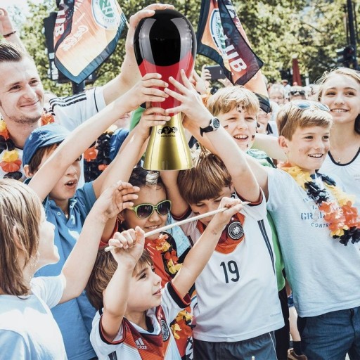 Balónová dekoračná hračka v tvare pohára v nemeckých farbách