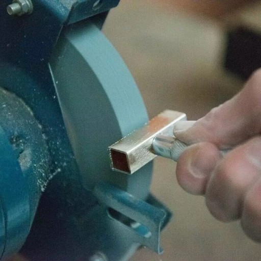 NÁSTROJ NA VYROVNÁVANIE BRÚSNYCH KOTÚČOV