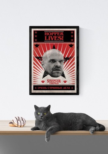 Plagát Stranger Things Hopper Lives 61x91,5 cm