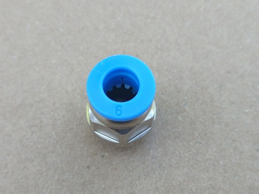 Priamy zásuvný pneumatický konektor fi 6mm závit 1/8