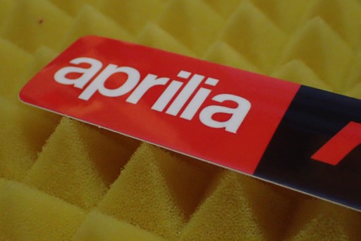 NÁLEPKA PRETEKOV APRÍLIA 16,3 x 3 cm