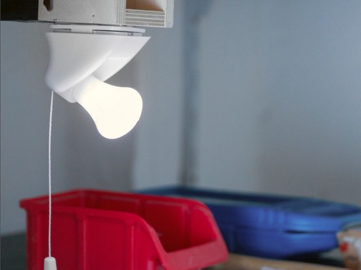 Prenosná samolepiaca lampa na batérie
