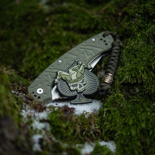 3D NÁŠIVKA ACE OF SPADES LEBEKA S KVETOVÝM KLOBÚKOM M-TAC OLIVOVÁ/ČIERNA