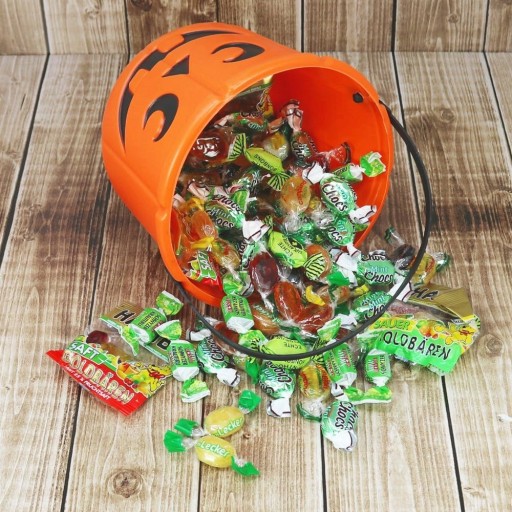 Halloweenska dekorácia vo vedierku na cukrovinky z tekvice
