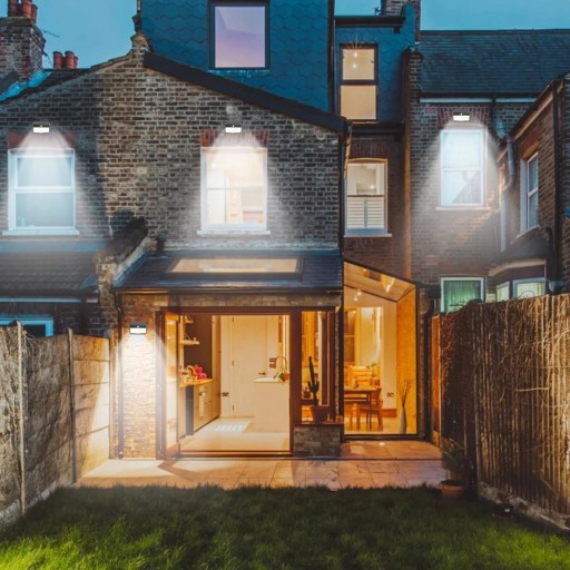 SOLÁRNE SVIETIDLO SO SNÍMAČOM POHYBU SÚMRAK, ZÁHRADNÁ FASÁDA, 100 LED