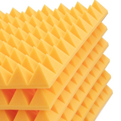 Žltý pyramídový akustický panel, ktorý tlmí ozvenu
