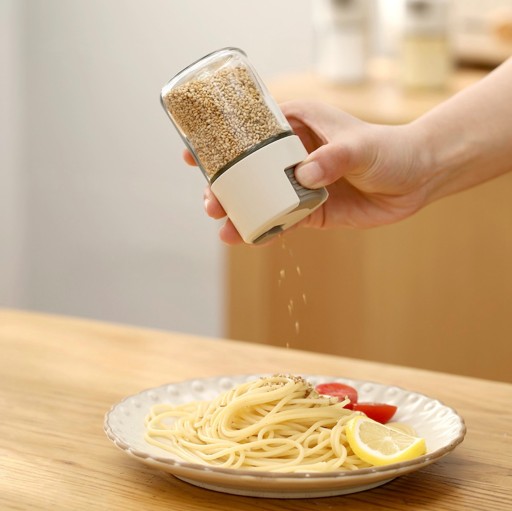 Sklenená nádoba s gombíkovou soľničkou na korenie s odmerkou 5g 100 ml