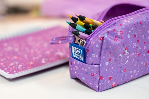 Vrecúško OXFORD FLORAL PENCIL BAG, fialové s kvetmi, lúka pre dievčatko