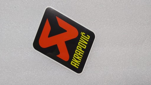 NÁLEPKA S LOGOM AKRAPOVIC 7,5 cm x 8,1 cm