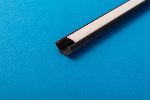 ČIERNY ROHOVÝ PVC PROFIL na 1m LED pásy + LAMPA