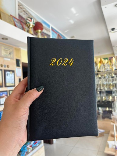 Kalendár 2024 VÝPREDAJ a5 denné gravírovanie zdarma eko koža FAREBNÉ GRAVÍROVANIE