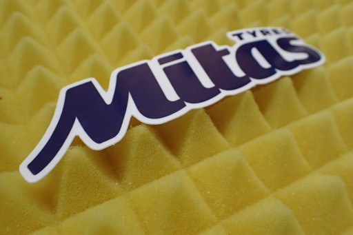 PNEUMATIKY MITAS NÁLEPKA NA MOTOCROSS 13,3 x 3 cm