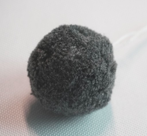 MG Pompon 4,5 cm Guľa 100% Akryl tmavý ASH