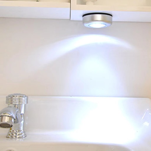 SAMOLEPIACA DOTYKOVÁ LAMPA, NA BATÉRIU, DO ŠATNÍKA