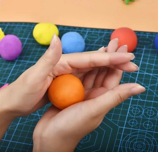 PLASTICOVÁ POLYMÉROVÁ MODELÁCIA PENA 12 KS ZMYSELNÁ HRAČKA PRE DETI