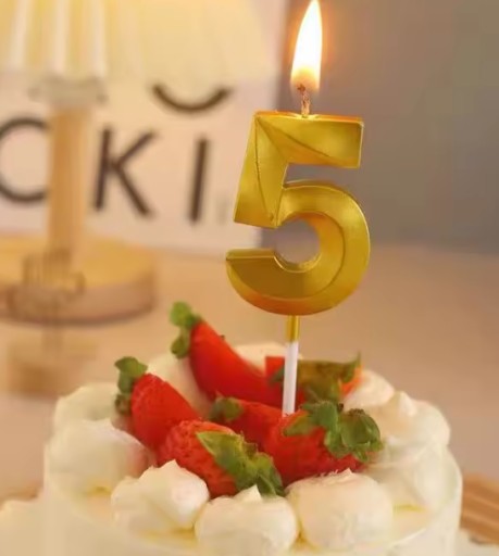 sviečka číslo ŠTYRI zlatá narodeninová torta číslo 4