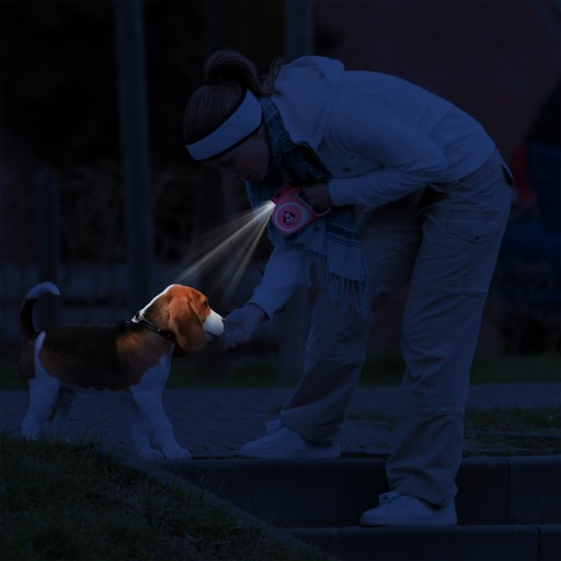 VODÍTKO PRE PSA MAČKU AUTOMATICKÁ PEVNÁ PÁSKA 5M SO ZÁMKOM 15KG LED BATERKA