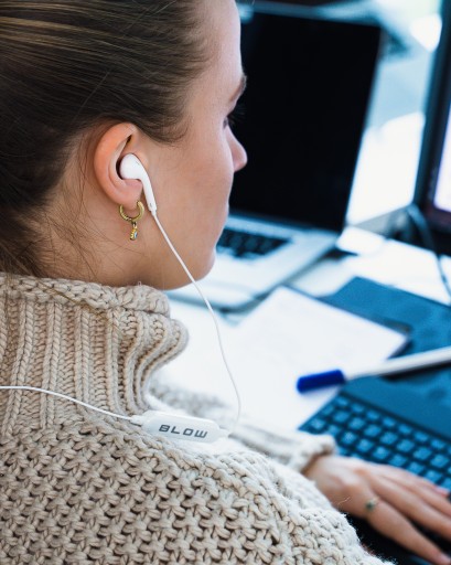 BEZDRÔTOVÉ ŠPORTOVÉ SLÚCHADLÁ BLUETOOTH USB MIKROFÓN BIELY