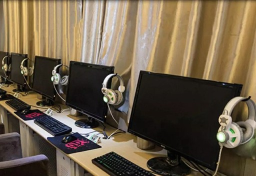VEŠIAK NA SLÚCHADLÁ PRE MONITOROVÝ STOL