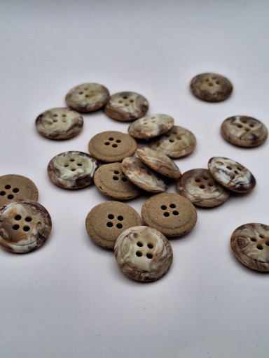 Ozdobný mramorový plastový gombík béžový a biely 4 otvory 20 mm 2 ks