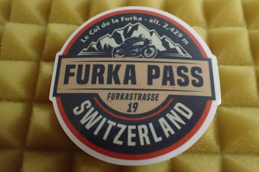 NÁLEPKA FURKA PASS ŠVAJČIARSKO 6,6 x 6,6 cm UNIKÁTNA KOLEKCIA