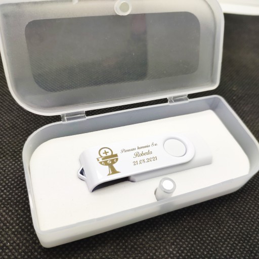 Pendrive 8 GB USB Prvé sväté prijímanie + KRABIČKA + GRAVÍRKA