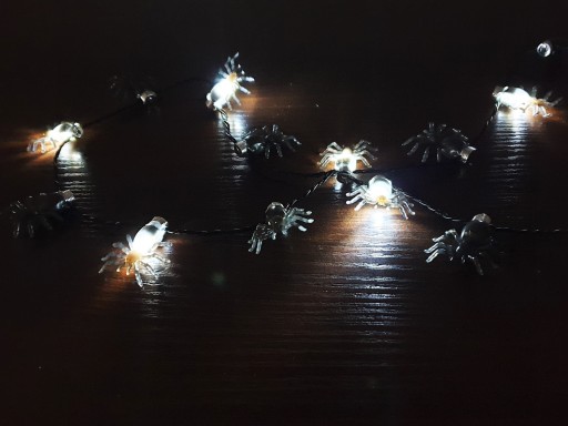 SPIDER LED HALLOWEENOVÁ DEKORÁCIA SVIETIACI NÁHRDELNÍK SPIDER OZDOBA
