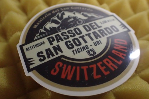 NÁLEPKA PASSO DEL SAN GOTTARDO ŠVAJČIARSKO NÁLEPKA 6,6 x 6,6 cm KOLEKCIA