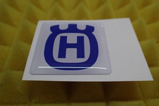 NÁLEPKA HUSQVARNA 3D NÁLEPKA 3,8 x 3,8 cm