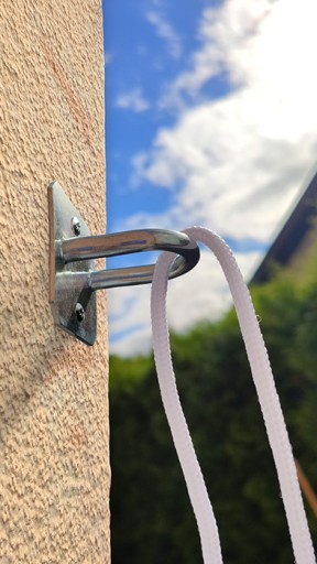 Upevňovací systém pre zdvíhanie vlajky na ihrisku
