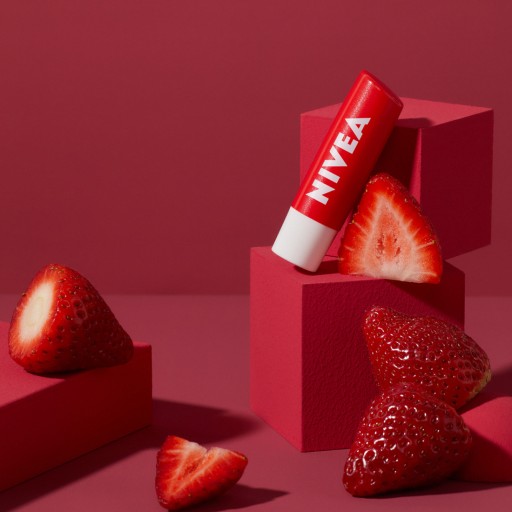 NIVEA Výživný rúž s jahodovým leskom 4,8 g