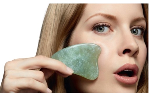 KAMEŇOVÝ MASÁŽ NA TVÁR GUA SHA TALE JADE
