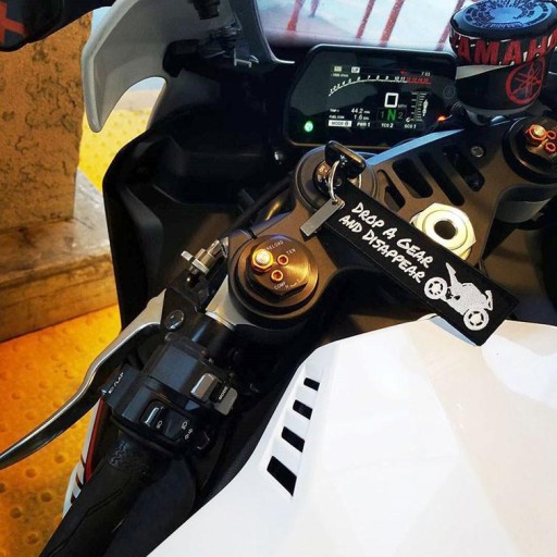 ZAHOĎTE OZNAČENIE A ZMIZŇTE Prívesok na kľúče s motorom