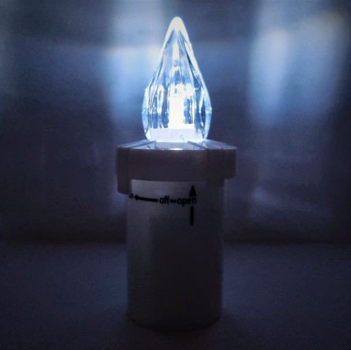 LED VLOŽKY NA SVIEČKY ELEKTRICKÁ VLOŽKA S BATÉRIOU+ 2xR6 BIELA