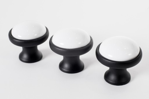 ÚCHYTKA NA NÁBYTOK okrúhly ČIERNY MATNÝ GOMBÍK BIELY PORCELÁN