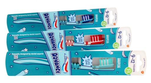 Zubná kefka Aquafresh Advance pre deti 9-12 rokov 1ks (mix farieb