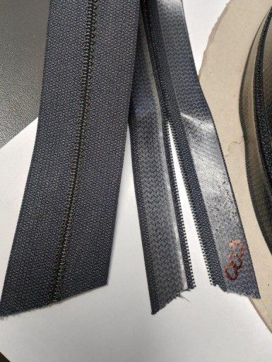 Zipsová páska, tmavý grafitový zips, 3mm zips s 2mb lepidlom