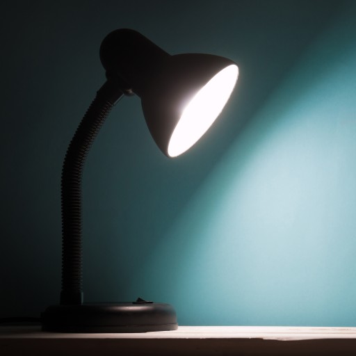 NASTAVITEĽNÁ ŠKOLSKÁ STOLNÁ LAMPA NA NOC