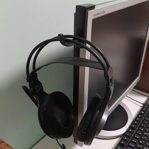 VEŠIAK NA SLÚCHADLÁ PRE MONITOROVÝ STOL