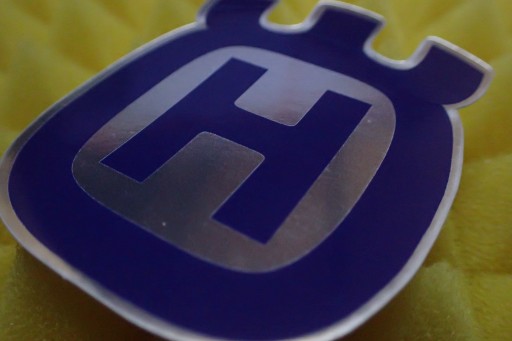 NÁLEPKA HUSQVARNA NÁLEPKA 5,1 x 6,1 cm