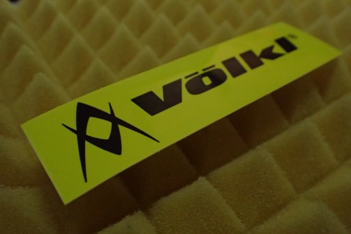 NÁLEPKA VOLKI NÁLEPKA 11 x 3 cm