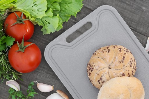 DOSKA NA KRAJENIE plast sivá 17x25,5 s rukoväťou kuchynská doska