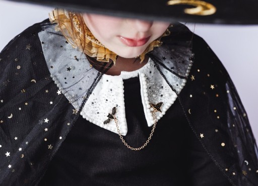 Halloweensky outfit so špendlíkom na golier