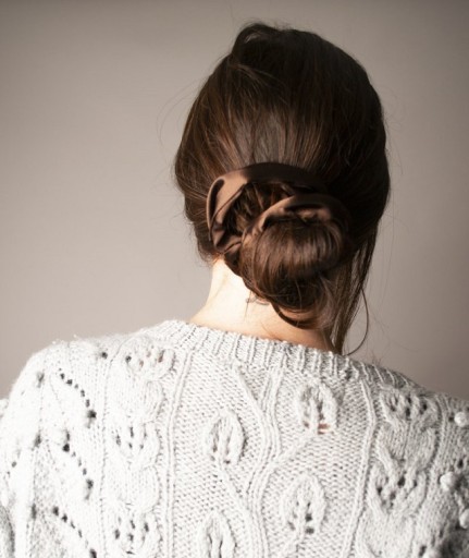 RUB NA VLASY SCRUNCHIE, SATÉN, ČOKOLÁDOVÁ HNEDÁ