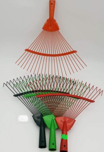 Kovové vejárové hrable s palicou 38 cm