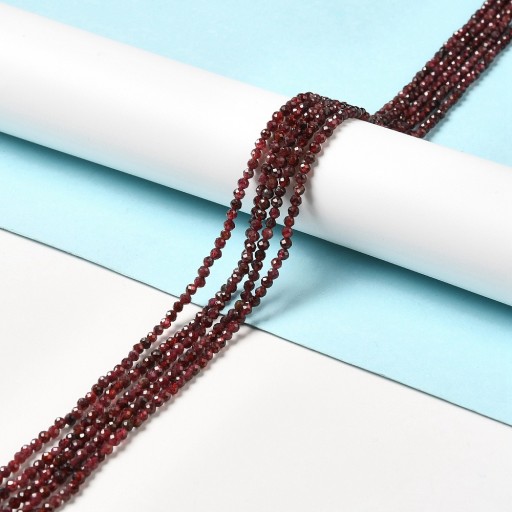Korálky z prírodného granátu, okrúhle, fazetované, 3-3,5 mm, 135ks/37cm/prameň