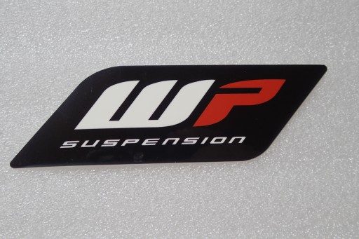 NÁLEPKA S LOGOM WP SUSPENSION 13,1 x 4,1 cm