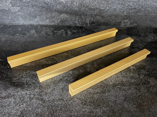 Rovná nábytková úchytka UA02, matná zlatá, L-128/158 mm